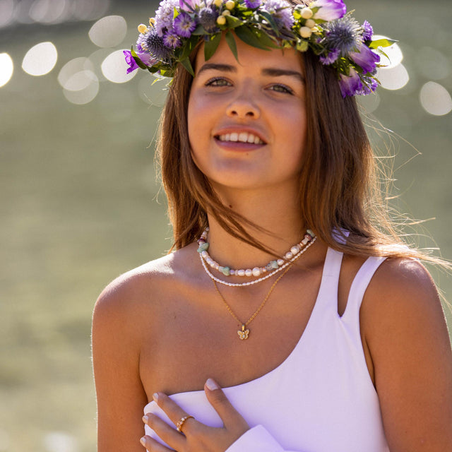 PURELEI Enchant Kette aus Süßwasserperlen und goldvergoldetem Edelstahl, strahlt feminine Leichtigkeit im Sonnenlicht aus.