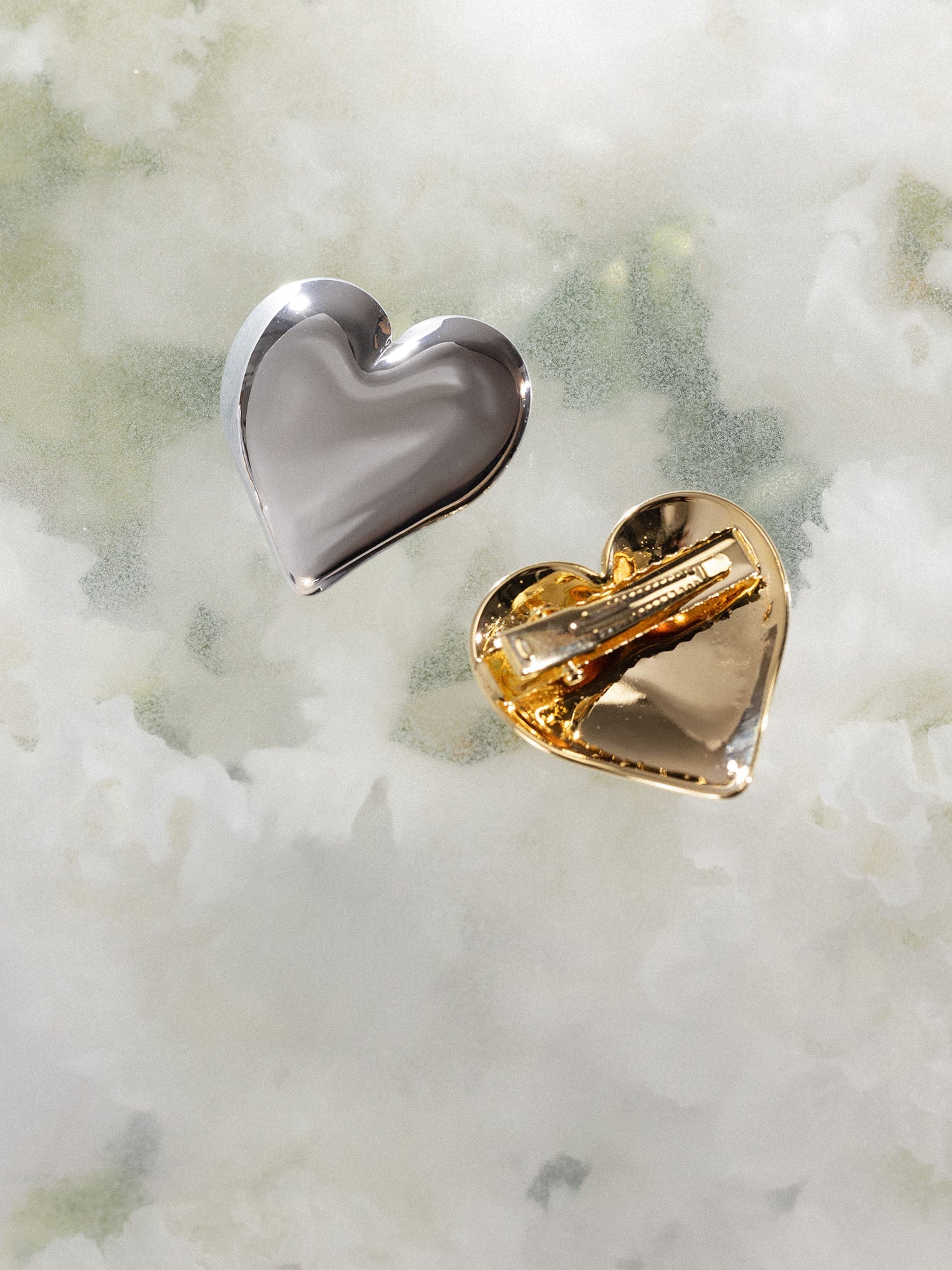 True Love Haarklammer von PURELEI in gold und silber, herzförmig, elegant und nickelfrei auf hellem Hintergrund