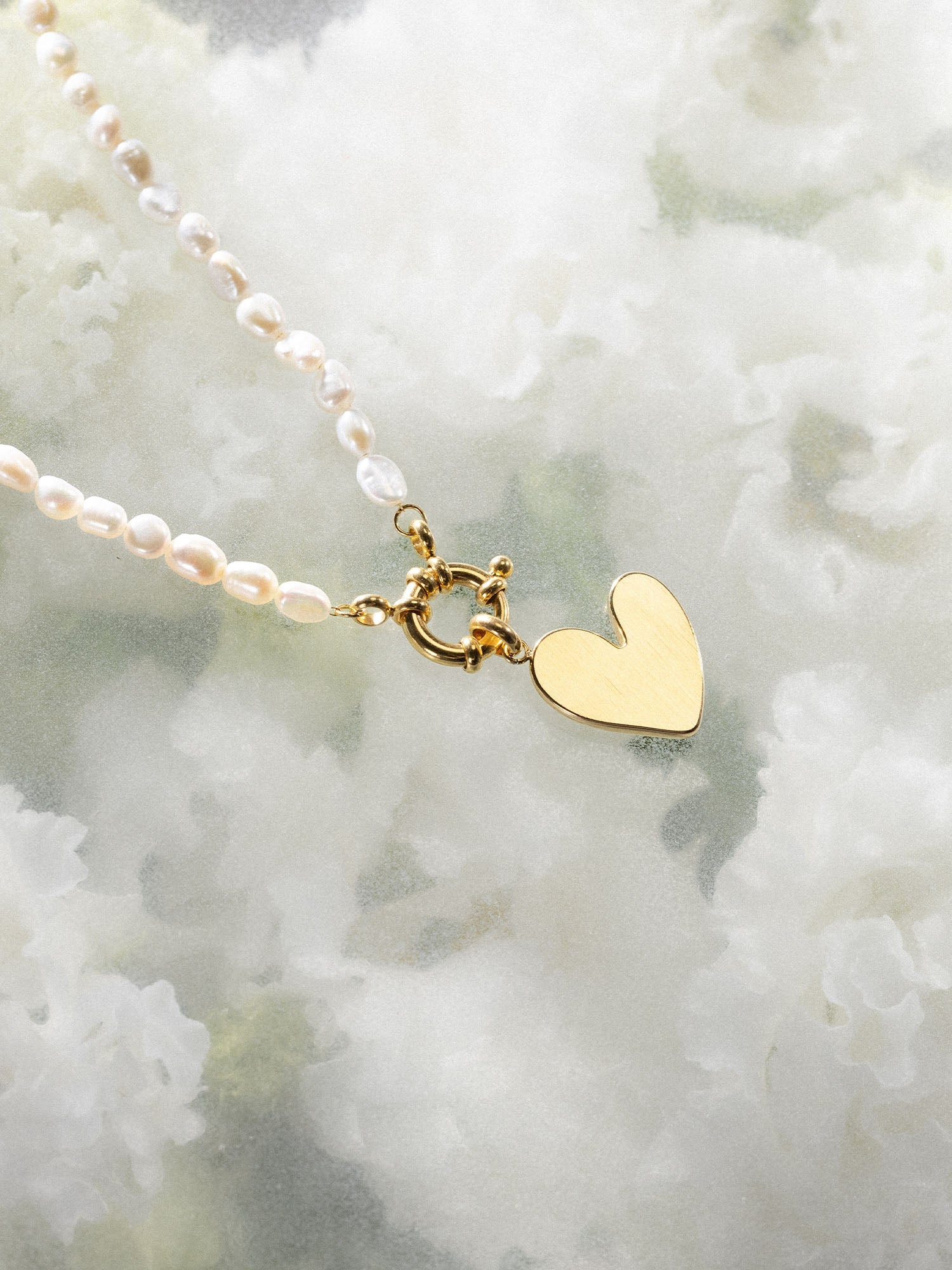 Perlenkette mit herzförmigem Anhänger aus Gold, PURELEI, elegant und feminin.