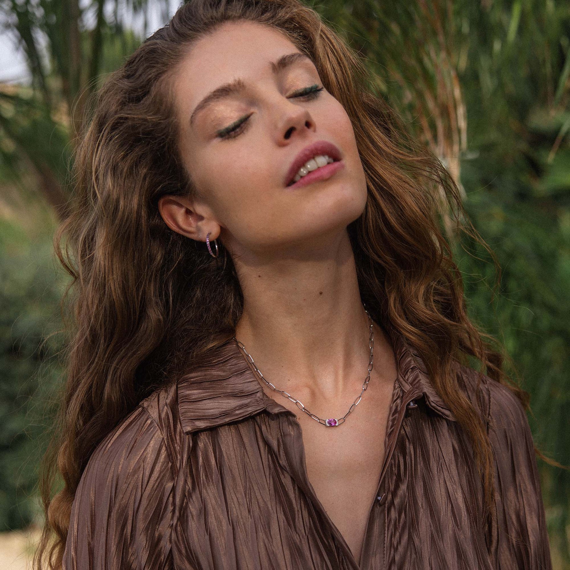 Elegante Silberkette mit Gliederdesign, getragen von einer Frau mit lockigem Haar, PURELEI.