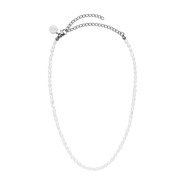 Weiße Perlenkette von PURELEI mit zarten, unregelmäßigen Formen und elegantem Design.