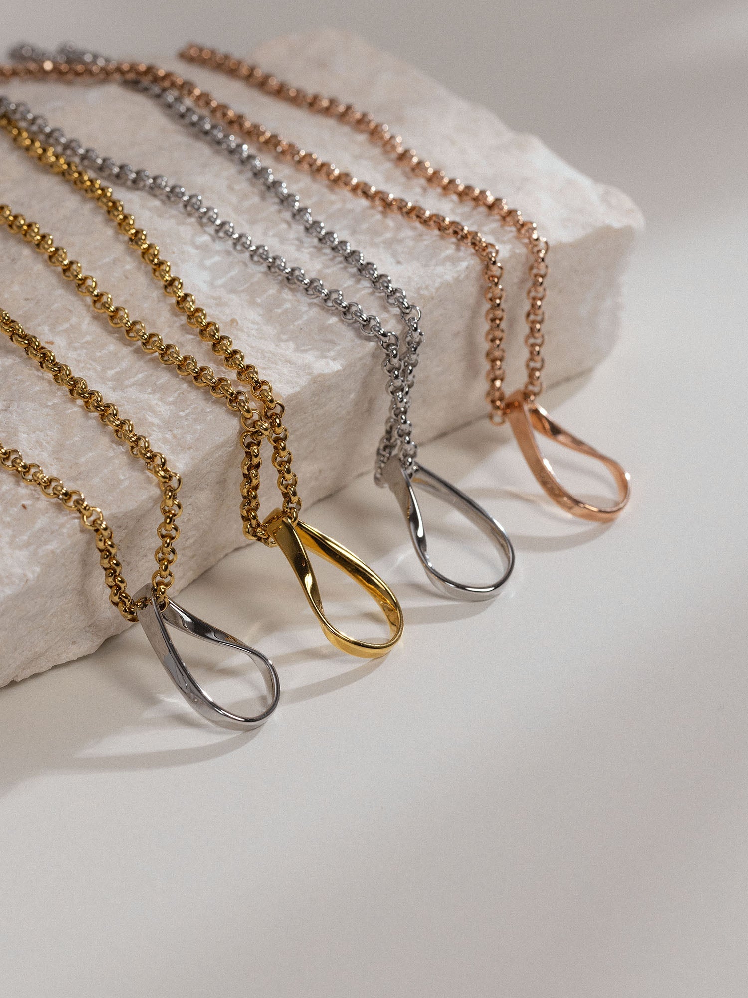 PURELEI River Anxiety Kette in Gold, Silber und Roségold mit geschwungenem Anhänger auf Stein, elegant und feminin