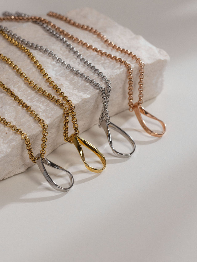 PURELEI River Anxiety Kette in Gold, Silber und Roségold mit geschwungenem Anhänger auf Stein, elegant und feminin