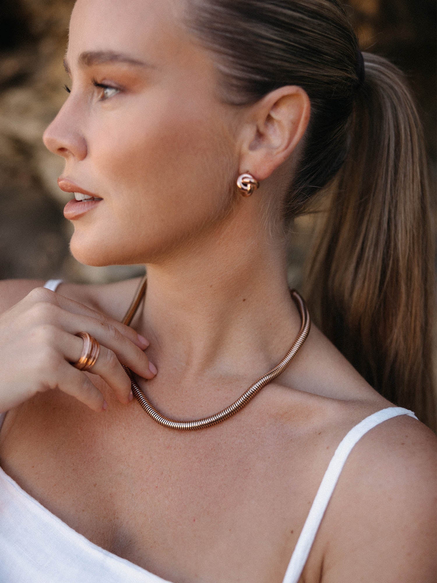 Elegante, roségoldene Kette und Ohrringe von PURELEI, feminin und modern.