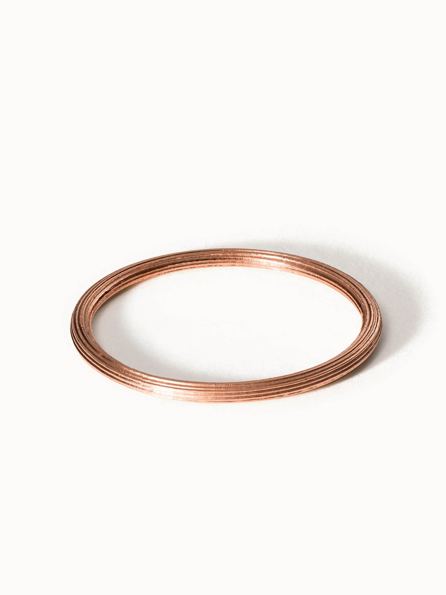 Roségoldenes, minimalistisches Ring-Design von PURELEI auf hellem Hintergrund.