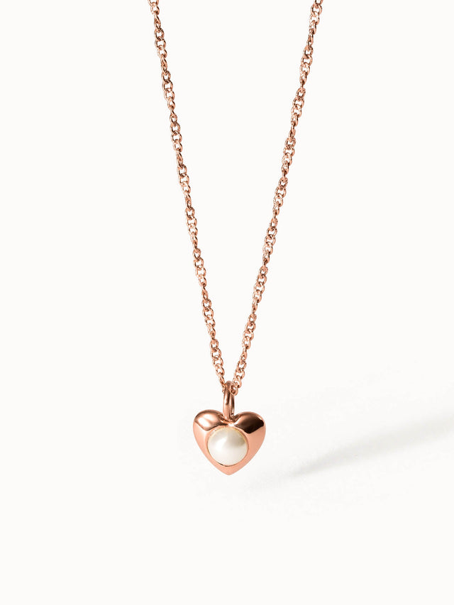 Roségoldene Kette mit Herz-Anhänger und Perle von PURELEI, elegant und feminin.