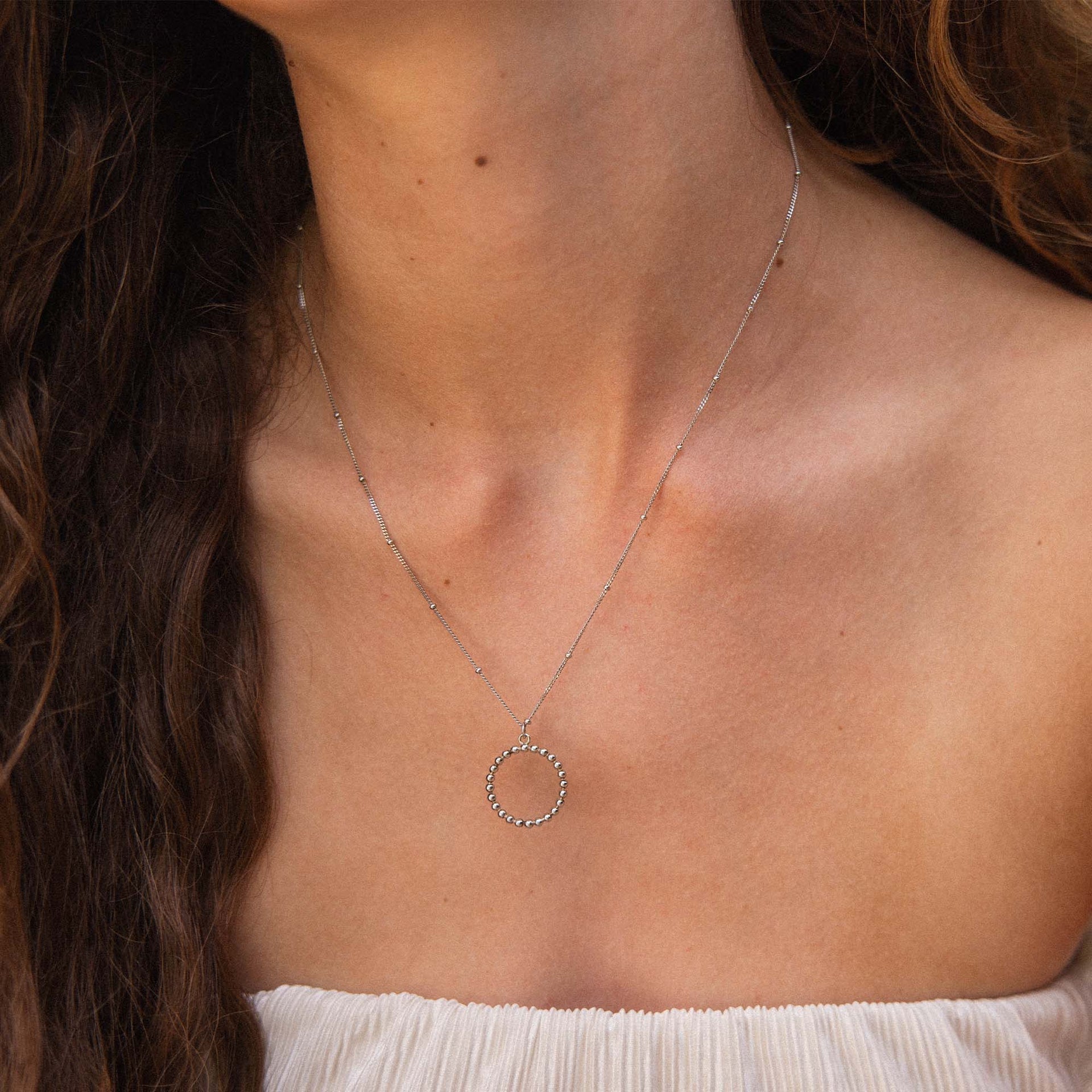 Karma Kette von PURELEI in Silber mit filigranem Kreisanhänger, getragen, elegant und feminin, nickelfrei.