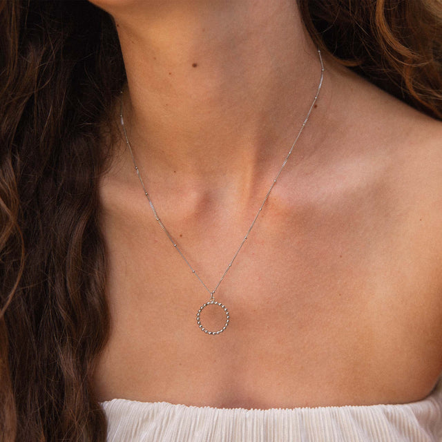 Karma Kette von PURELEI in Silber mit filigranem Kreisanhänger, getragen, elegant und feminin, nickelfrei.