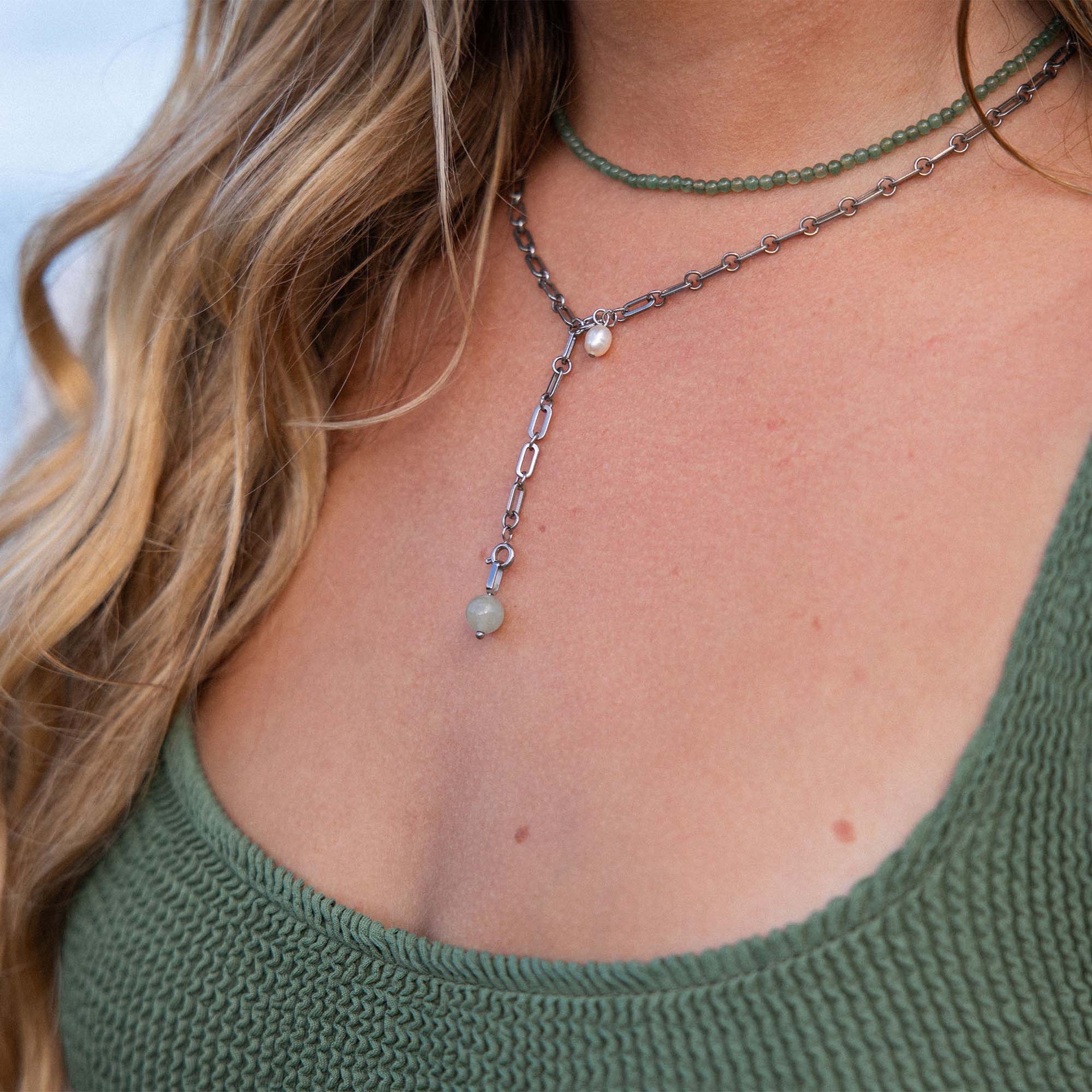 PURELEI Aventurine Charm in Silber mit echtem Aventurin und Perle, zart getragen zu sommerlichem, entspanntem Look.