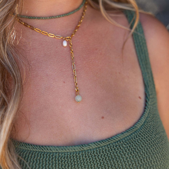 PURELEI Aventurine Kette mit goldener Edelstahlkette und grünem Aventurinperlen-Anhänger am Schlüsselbein getragen