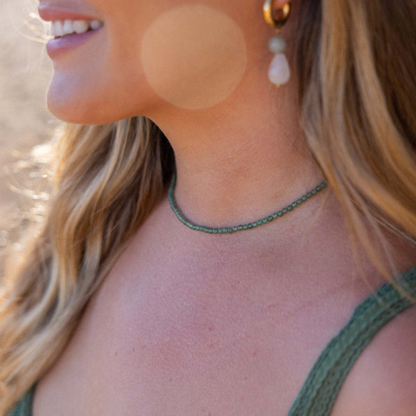 PURELEI Aventurine Kette mit grünen Perlen, verstellbar, natürliches Licht und entspannte Island-Ästhetik.