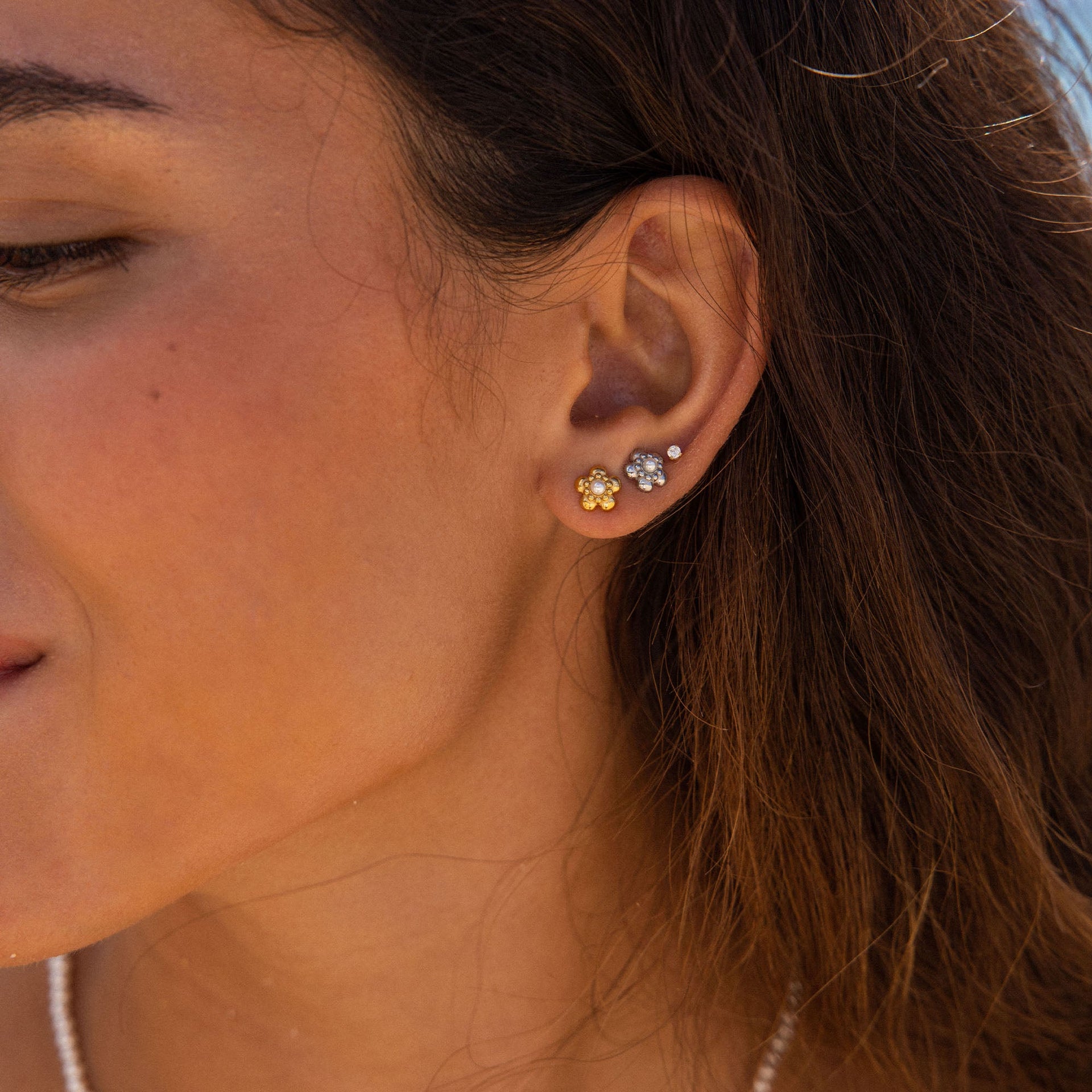 Roségoldene Blütenohrringe von PURELEI, elegant und feminin, strahlen tropische Leichtigkeit aus.