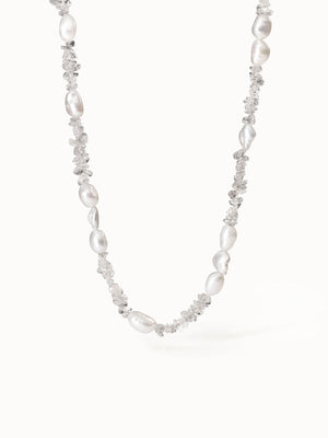 Perlenkette aus weißen Süßwasserperlen und klaren Kristallen von PURELEI, elegant und feminin.