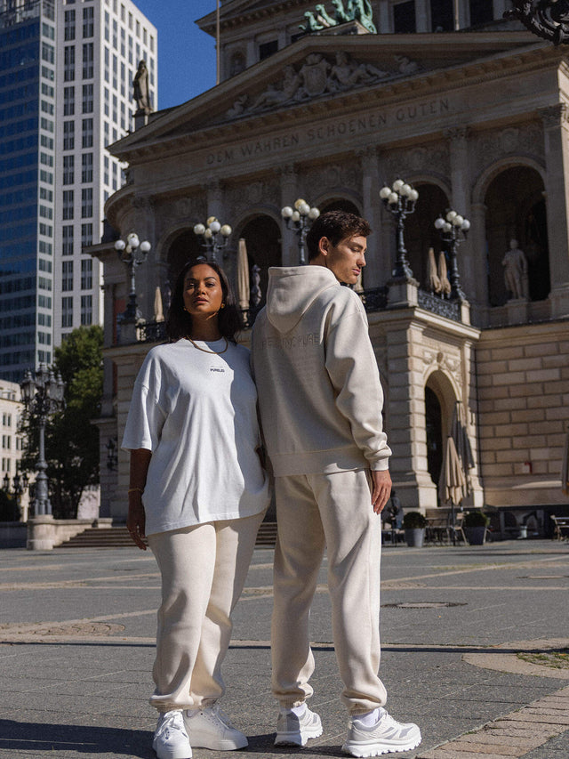 PURELEI Feeling Pure Sweatpants Beige aus Baumwolle, lässig und clean, mit Stickerei, urbaner Chic, entspannte Eleganz.