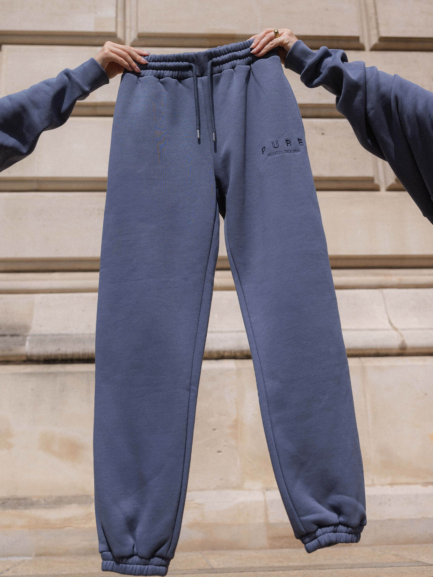 Feelings Pure Sweatpants Dark Blue aus Baumwolle mit Kordelzug und PURELEI-Stickerei für lässige Eleganz.