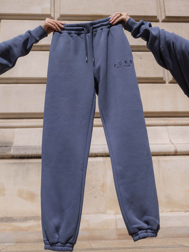 Feelings Pure Sweatpants Dark Blue aus Baumwolle mit Kordelzug und PURELEI-Stickerei für lässige Eleganz.