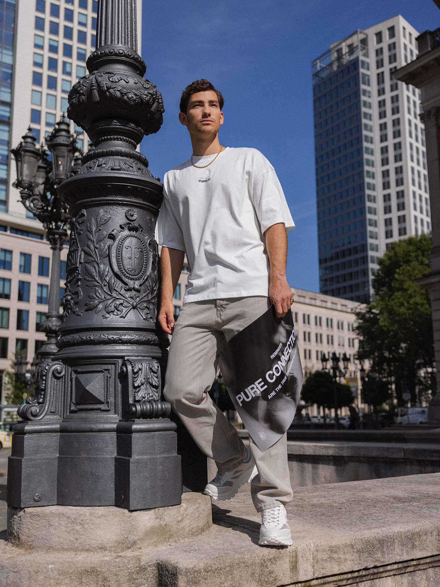 T-Shirt Feeling Pure White von PURELEI, oversized, cremefarben, aus schwerer Baumwolle, urban und modern inszeniert.