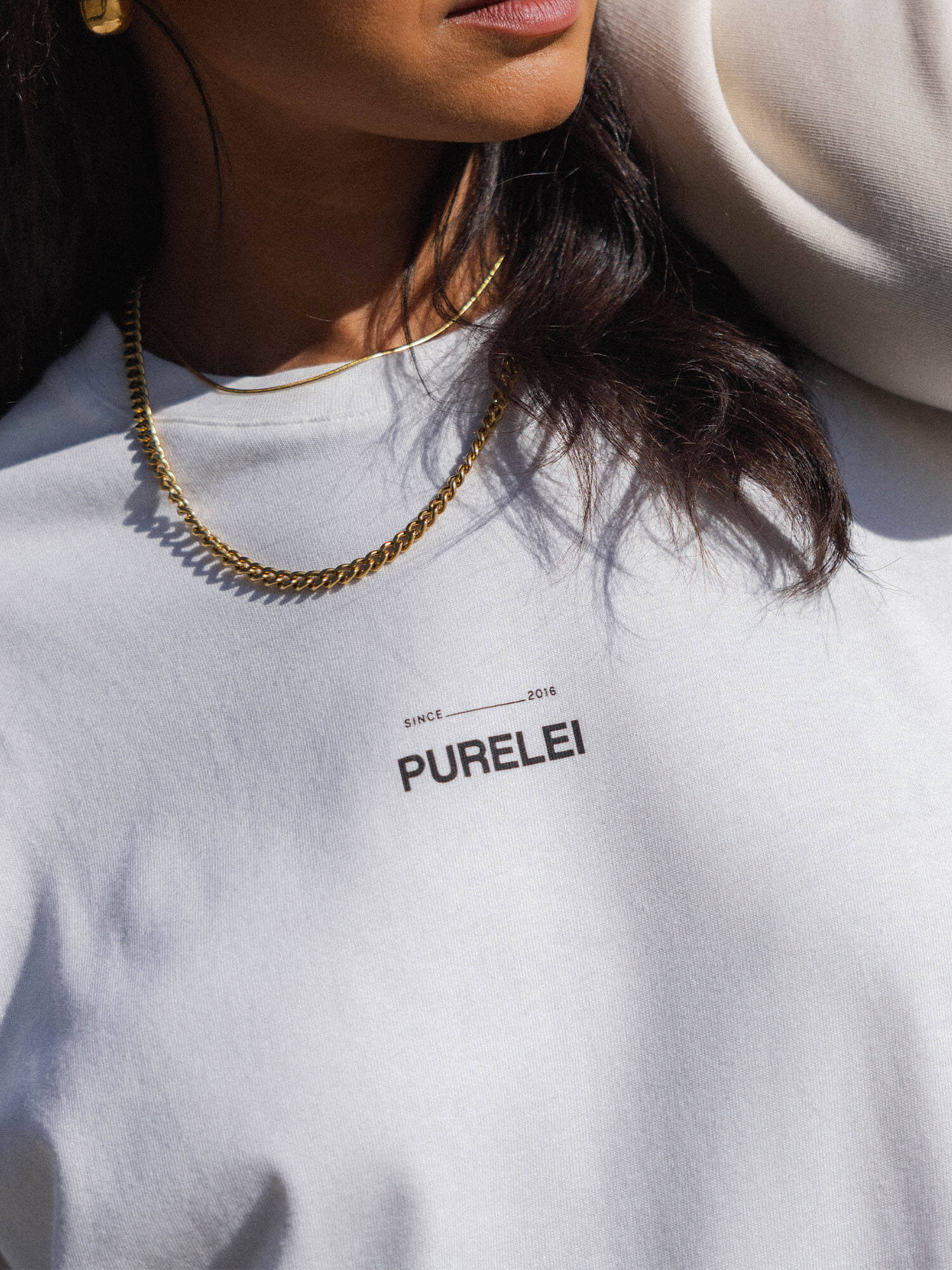 T-Shirt Feeling Pure White in Creme mit PURELEI Schriftzug, oversized Passform, natürliche Eleganz und Alltagstauglichkeit.