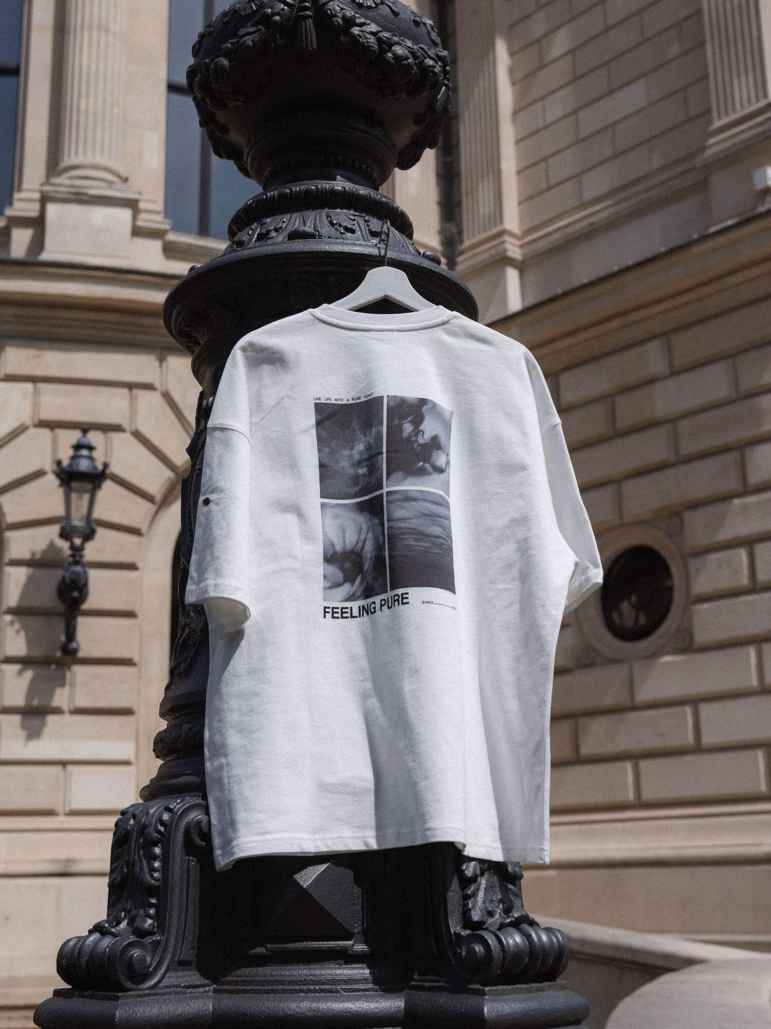 T-Shirt Feeling Pure White aus hochwertiger Baumwolle in Creme, oversized mit künstlerischem Print, PURELEI Ästhetik.