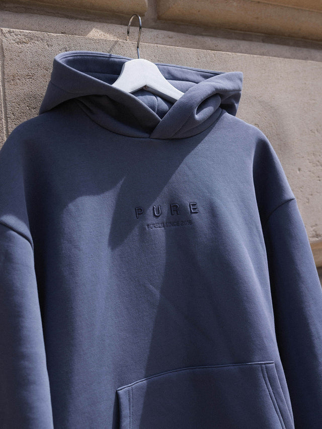 Feeling Pure Hoodie Dark Blue aus Baumwolle mit Stickerei, legerer Passform, pure und entspannte Ästhetik von PURELEI.