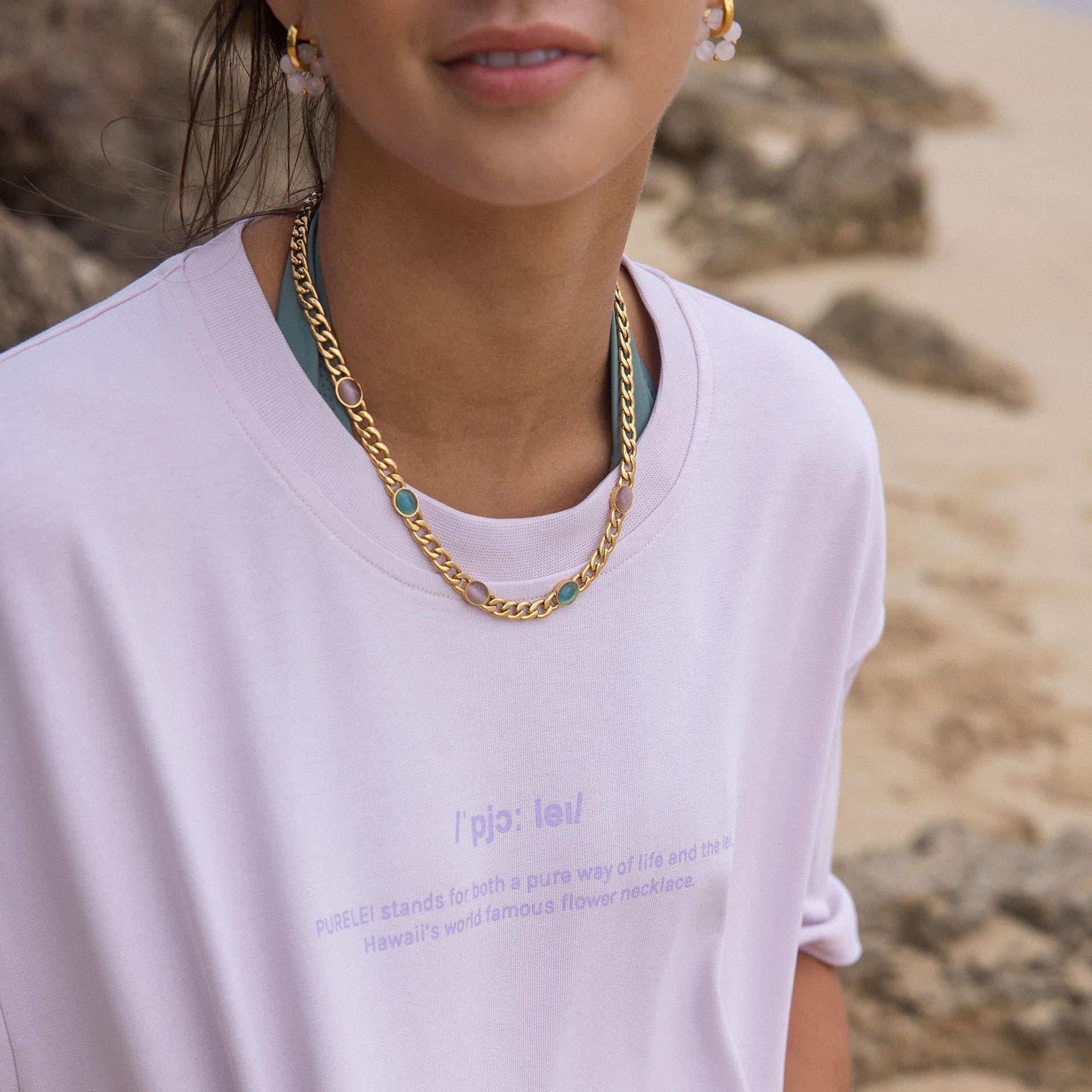 Goldene Kette mit runden Anhängern, getragen am Strand, von PURELEI.