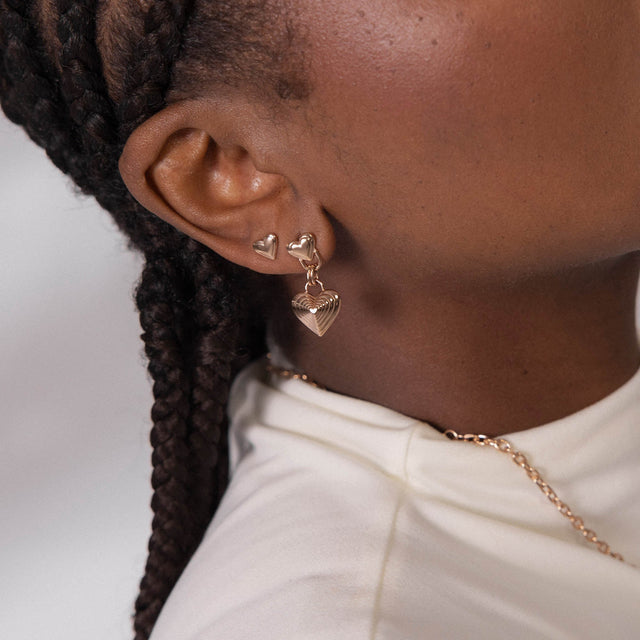Roségoldene Herz-Ohrringe von PURELEI, elegant und verspielt, strahlen Liebe aus.
