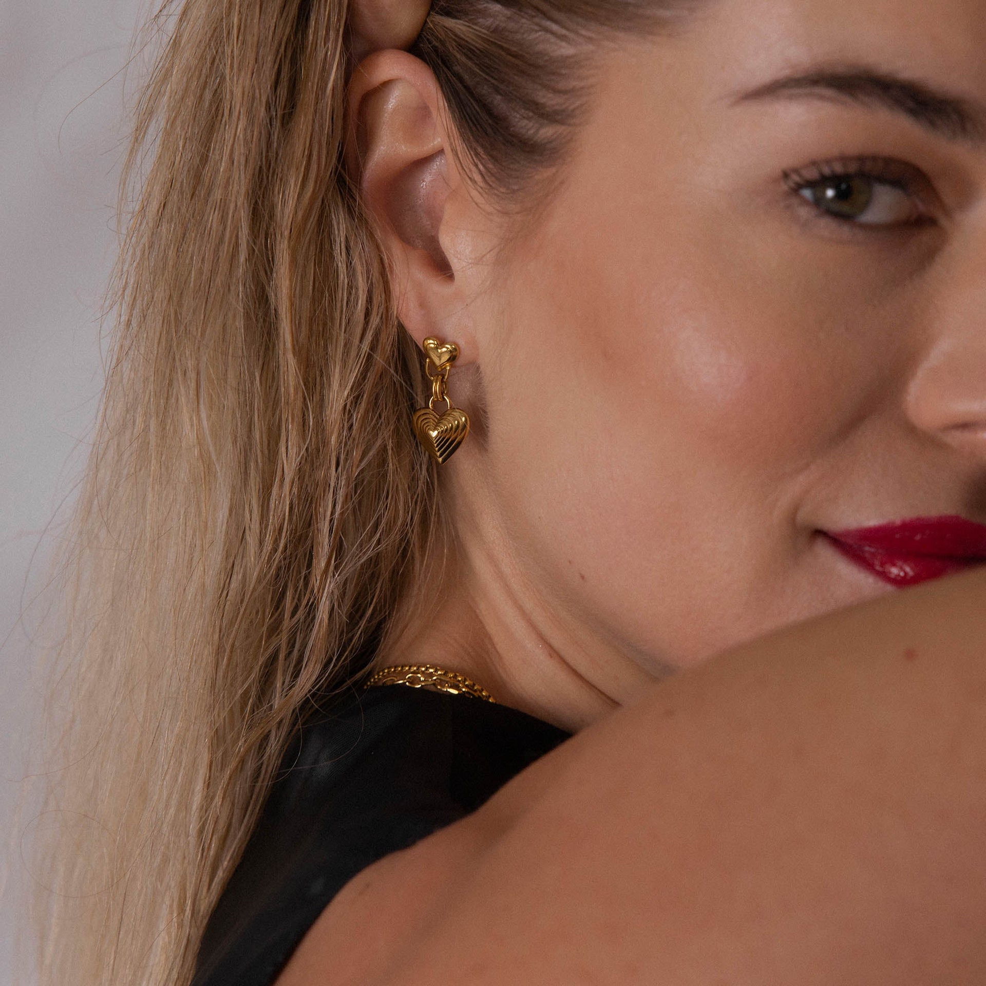 Roségoldene Herz-Ohrringe von PURELEI, elegant und verspielt, getragen in sanfter Lichtstimmung.