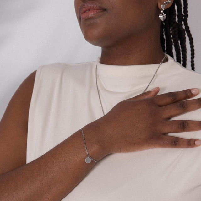 Beloved Armband aus nickelfreiem Edelstahl mit achteckigem Anhänger, elegant am Handgelenk getragen von PURELEI.