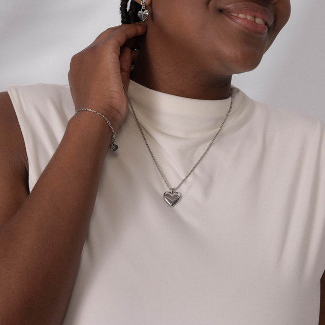 Silberne Herz-Halskette von PURELEI, elegant und feminin, getragen mit einem schlichten Oberteil.