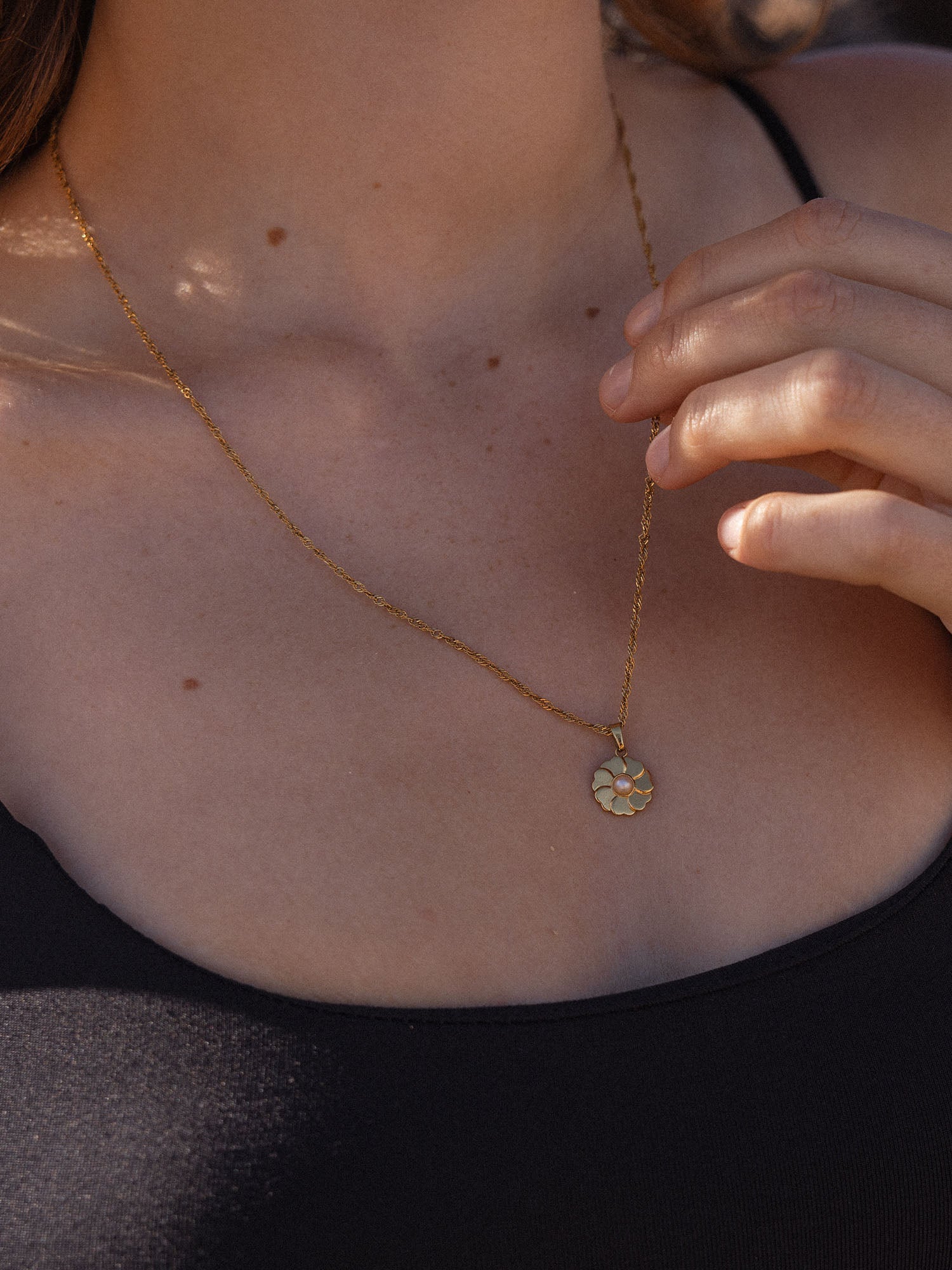 Birthday Blumen Kette von PURELEI, goldene Kette mit floralem Perlen-Anhänger, elegant und feminin, auf heller Haut getragen.