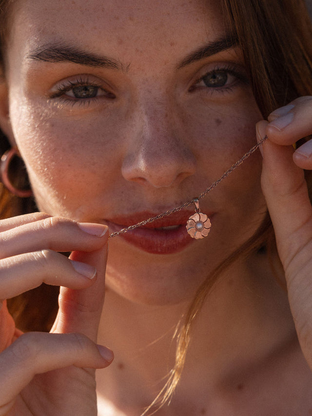 PURELEI Birthday Blumen Kette Roségold mit muschelperlen Anhänger, getragen, feminine Insel-Leichtigkeit