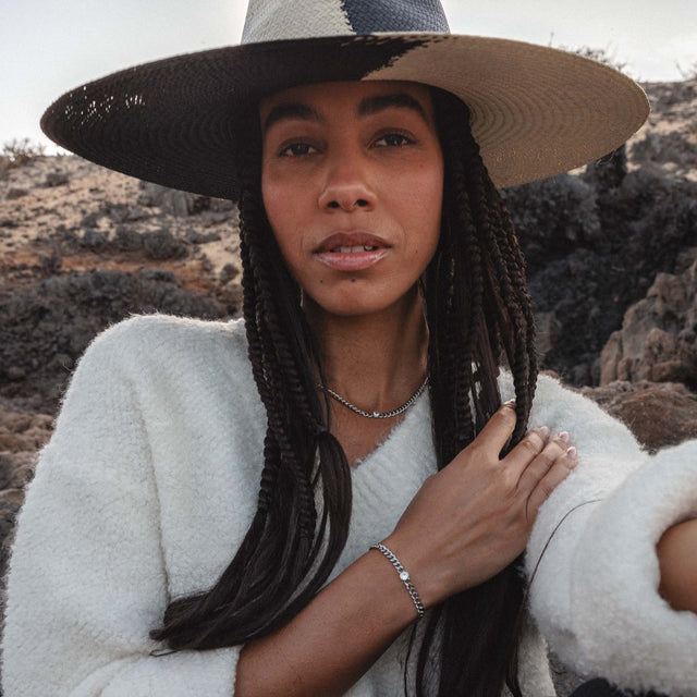 Silberne Kette und Armband von PURELEI, getragen in natürlicher Umgebung, elegant und lässig.