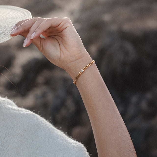 Roségoldenes Armband mit zarten Gliedern und funkelndem Detail, getragen von PURELEI.