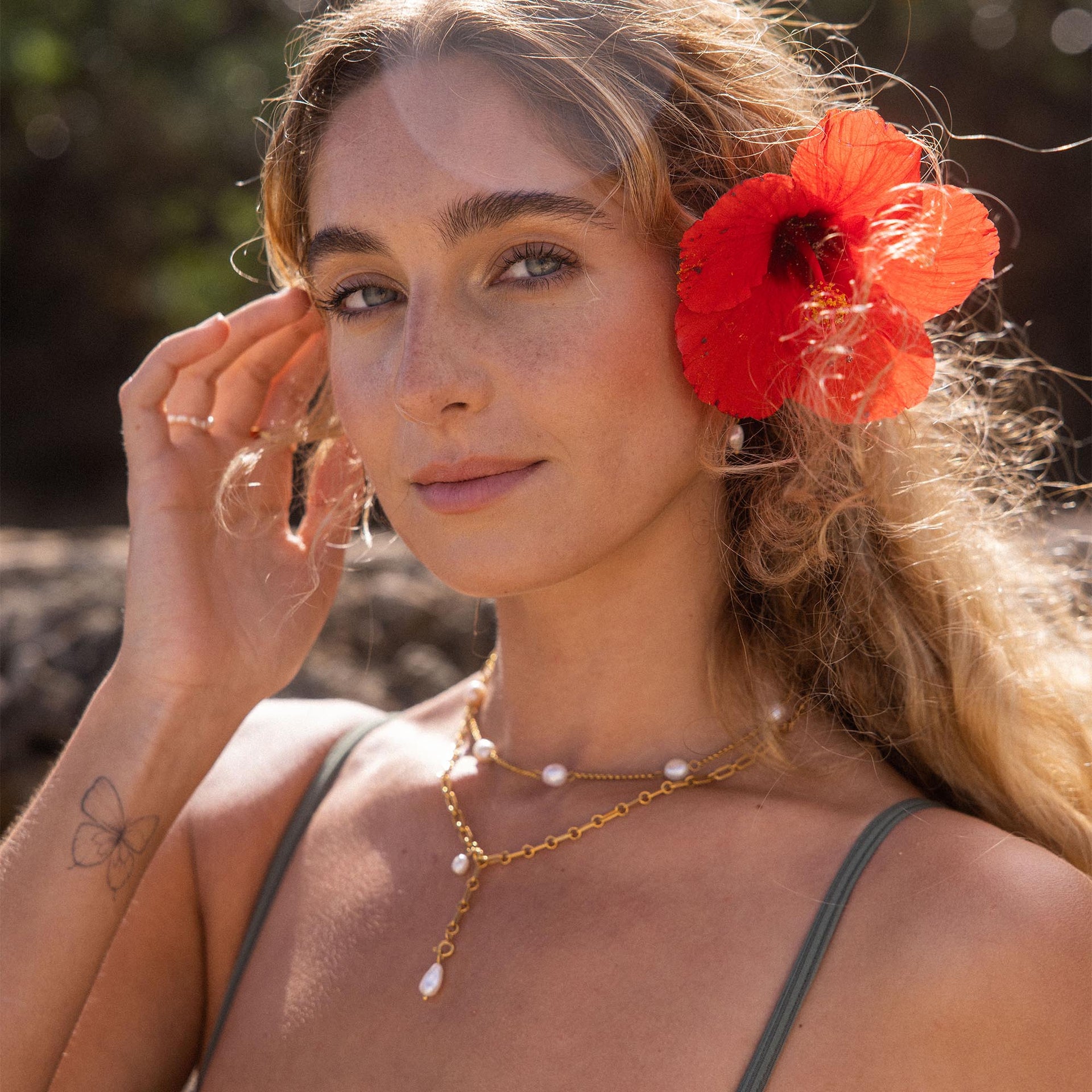 PURELEI Malahi Kette aus 18K Gold mit feinen Süßwasserperlen, getragen, natürlich und elegant im Sonnenlicht