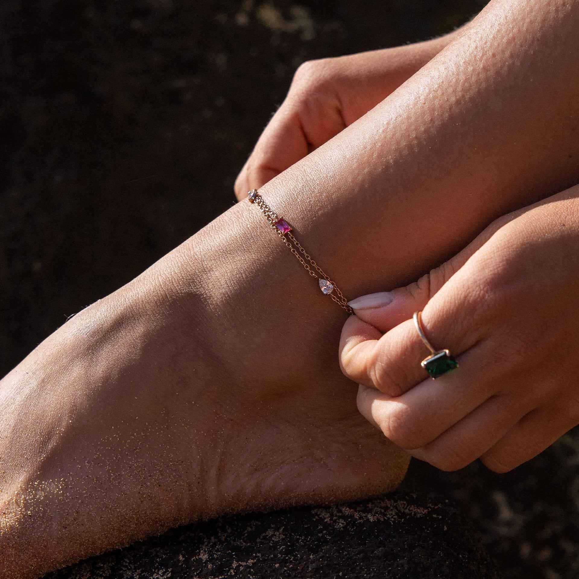 Roségoldenes Armband mit zartem Design, getragen am Fuß, von PURELEI.