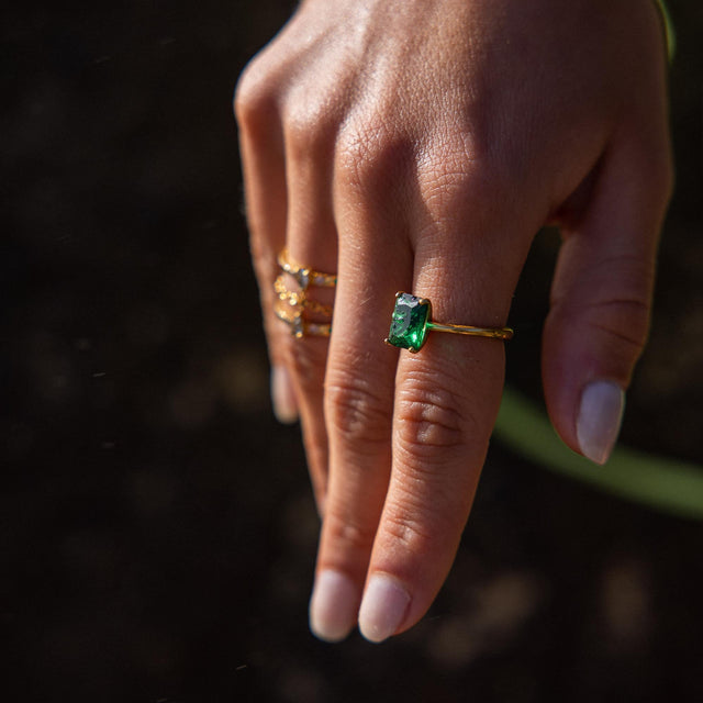 Goldring mit grünem Stein, elegant am Handgelenk, PURELEI inspiriert.