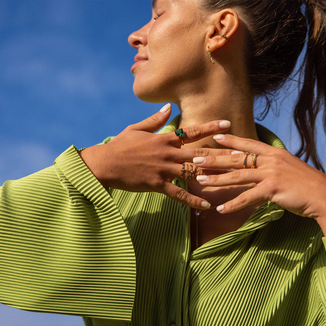 Elegante Ringe und Ohrringe von PURELEI, getragen in tropischer Stimmung.