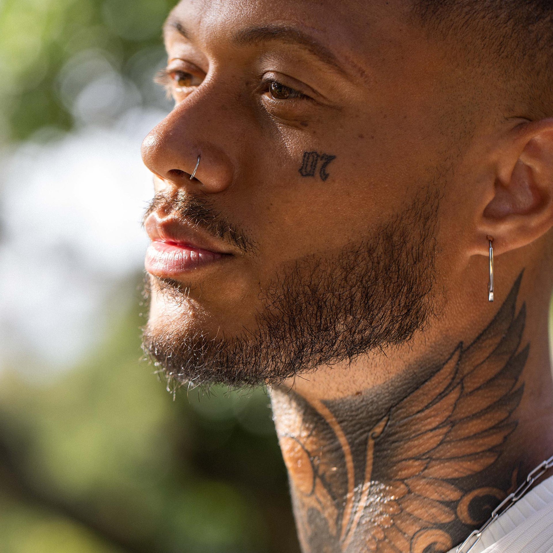 Basic Piercing aus vergoldetem Edelstahl, zart und minimalistisch, pure Eleganz von PURELEI nah am Gesicht getragen.