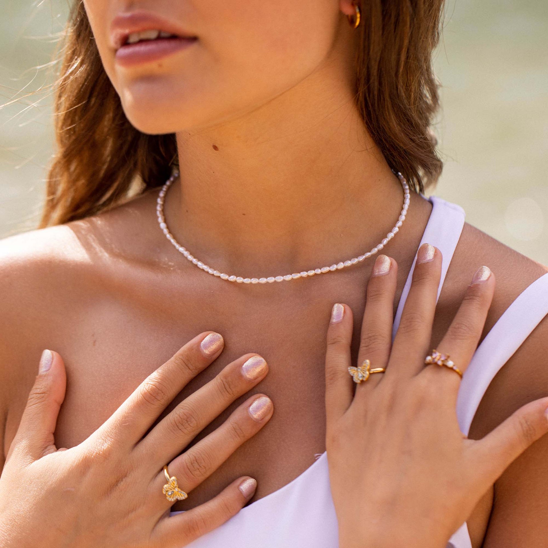 Perlenkette von PURELEI, elegant und feminin, getragen auf nackter Haut.