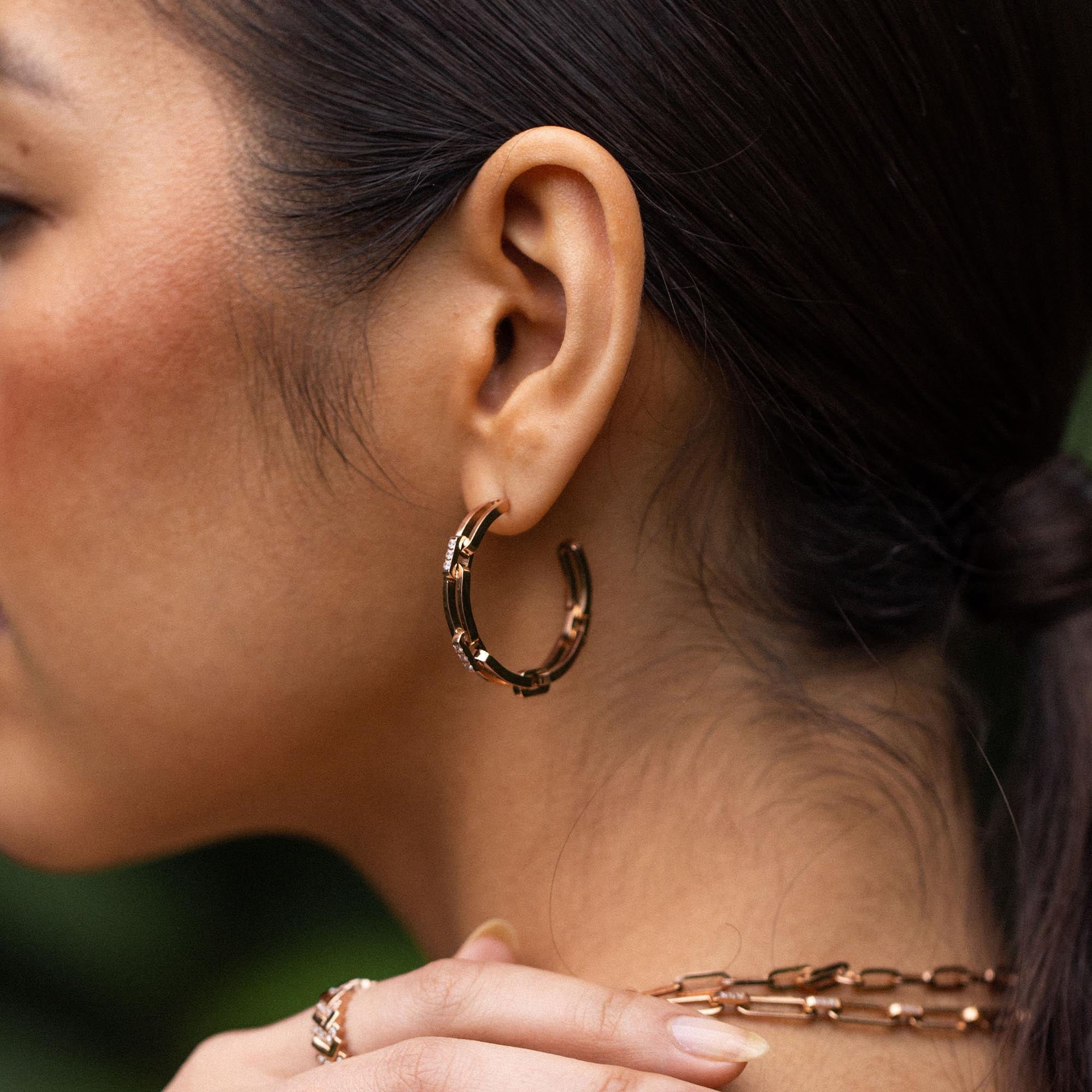 PURELEI Always Ohrringe in 18K Roségold mit Ketten-Glieder-Design und Zirkonia am Ohr, elegant und feminin.