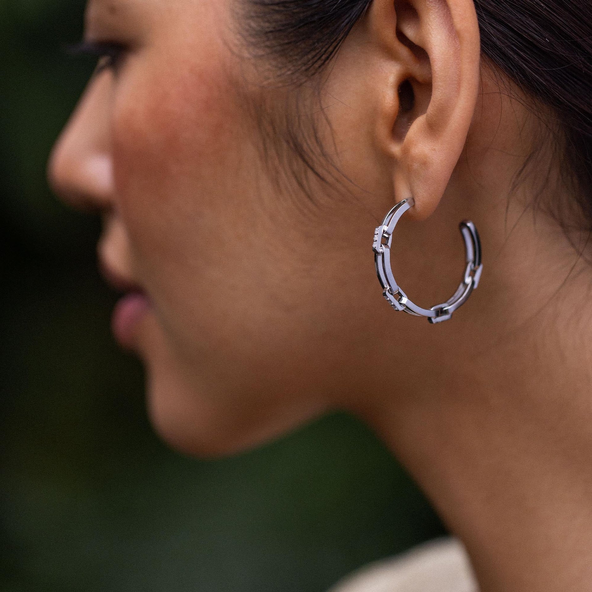 PURELEI Always Ohrringe Silber Creolen im Ketten-Glieder-Look, elegant und nickelfrei getragen in natürlichem Ambiente