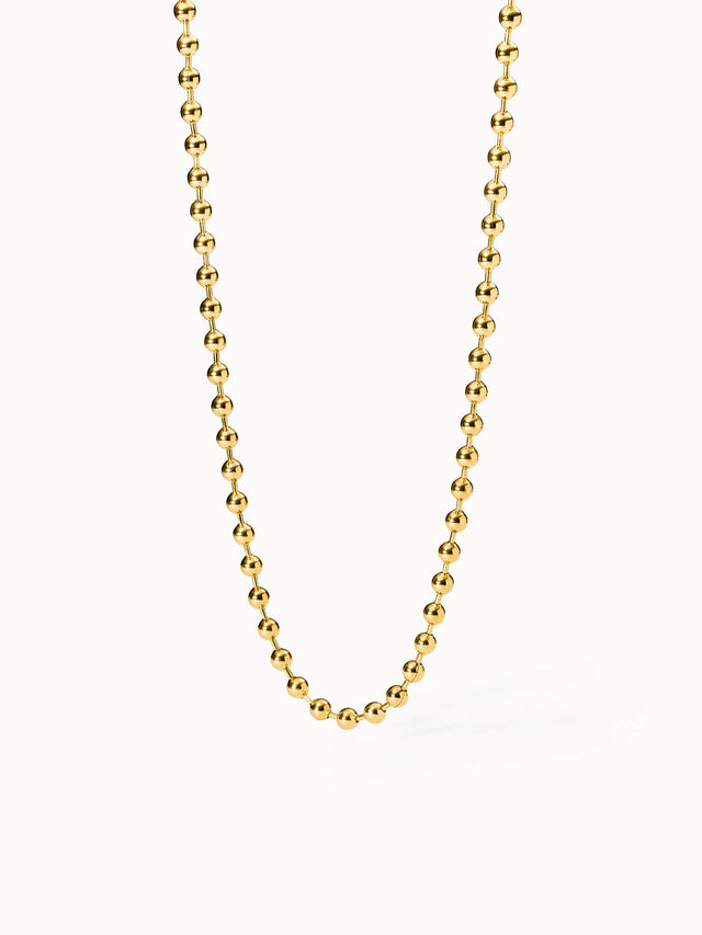 Goldene Perlenkette von PURELEI, elegant und zeitlos, strahlt Wärme und Stil aus.