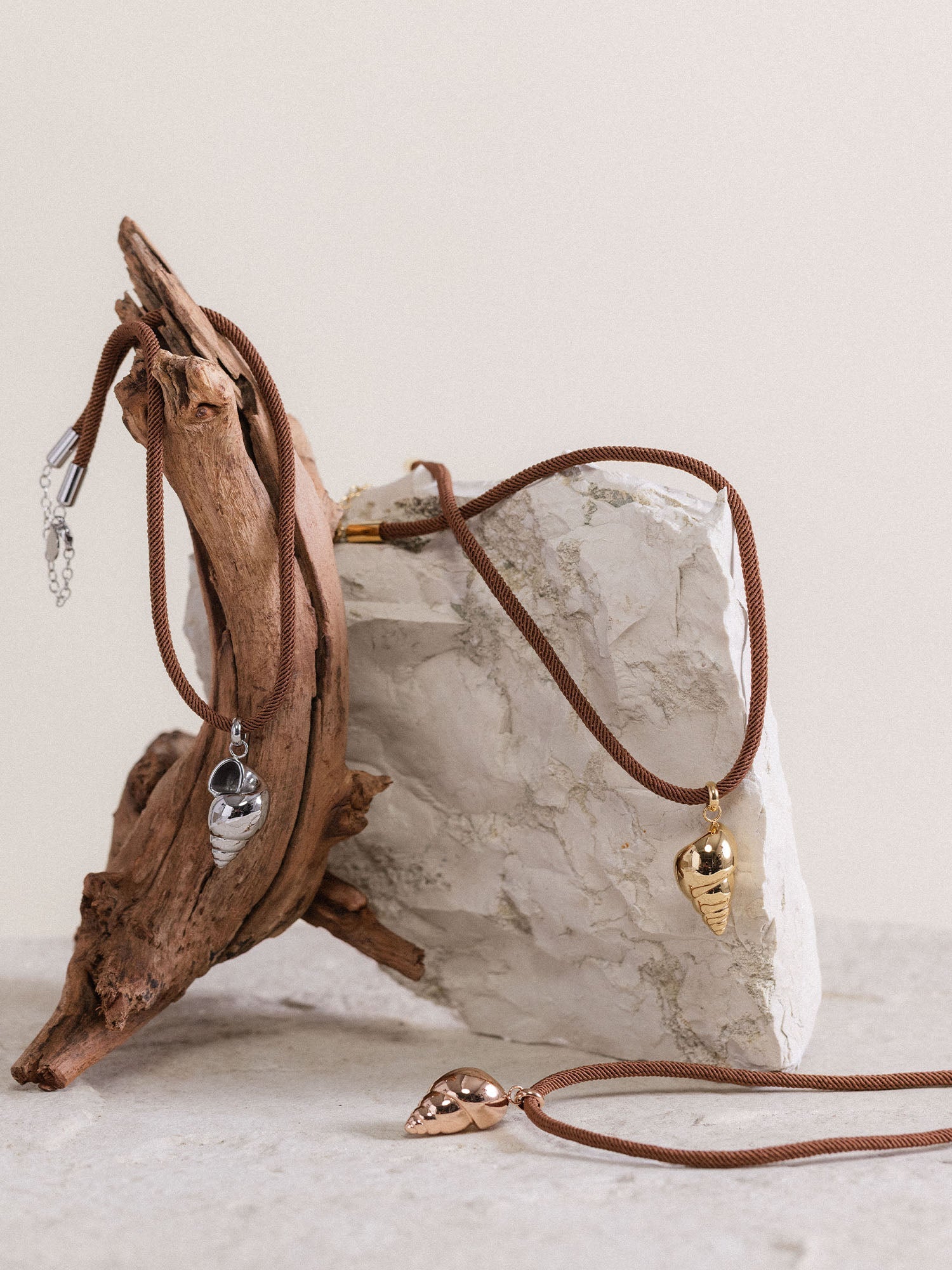 Oceanside Kette von PURELEI mit Muschel-Anhänger und gedrehtem Band in Dunkelbraun, elegant und naturnah.