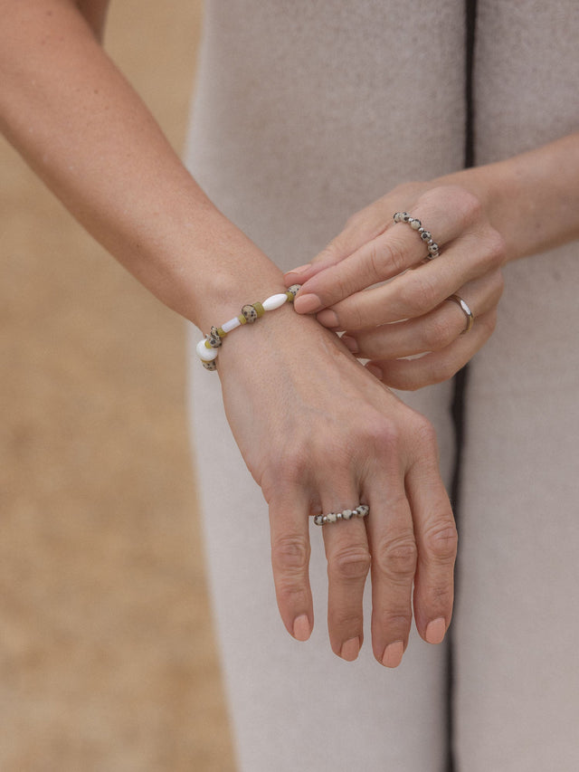 Anxiety Coast Ring aus Dalmatiner-Jaspis und Edelstahl, elegant getragen von Hand – PURELEI unkompliziert und natürlich.