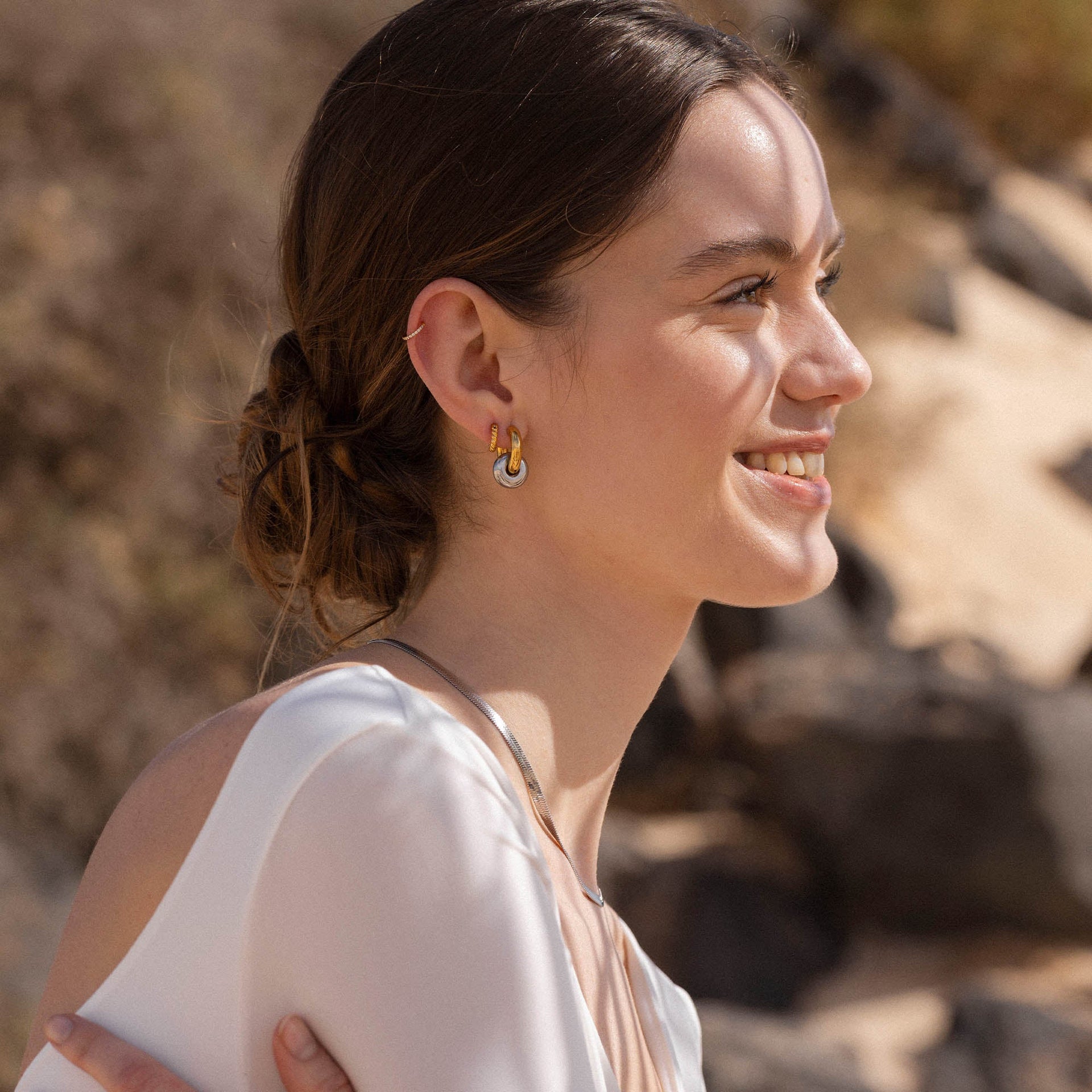 Silberne Creolen von PURELEI, elegant und modern, strahlen feminine Leichtigkeit aus.