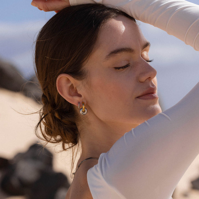 Silberne Creolen von PURELEI, elegant und modern, strahlen feminine Leichtigkeit aus.