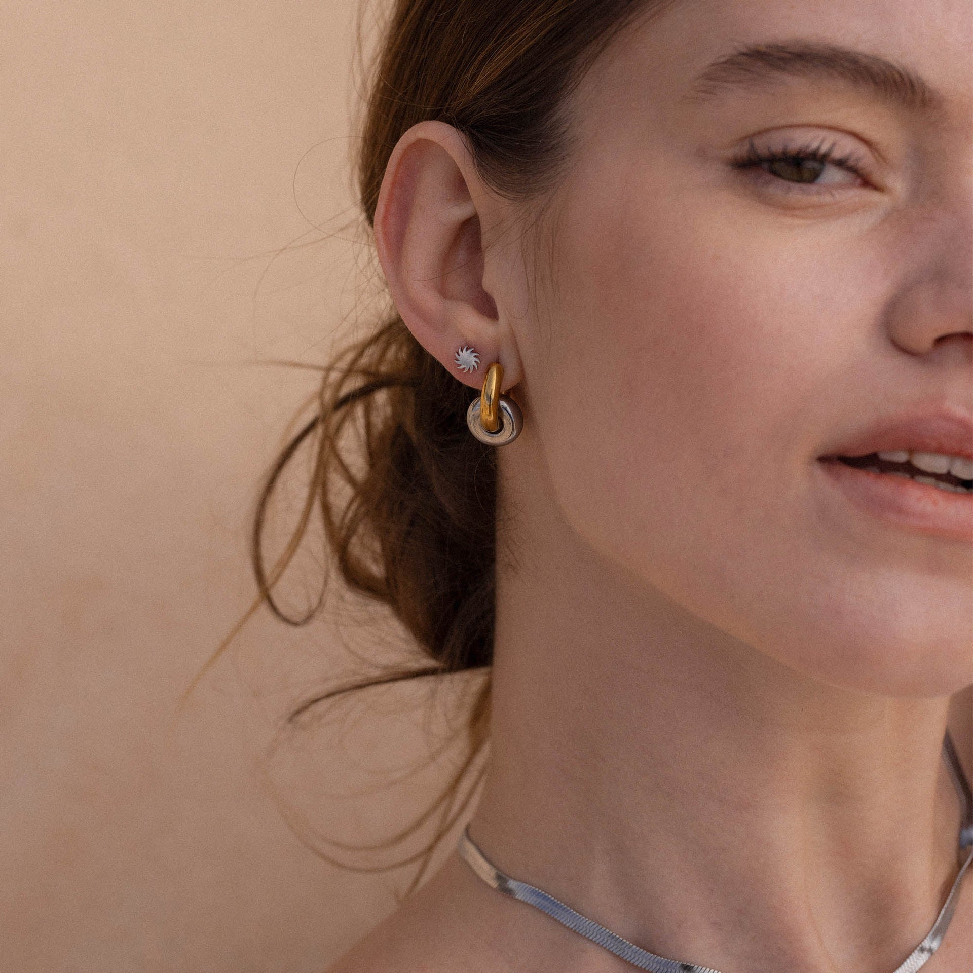 Silberne Creolen und Ohrstecker von PURELEI, elegant und feminin, strahlen zeitlose Schönheit aus.