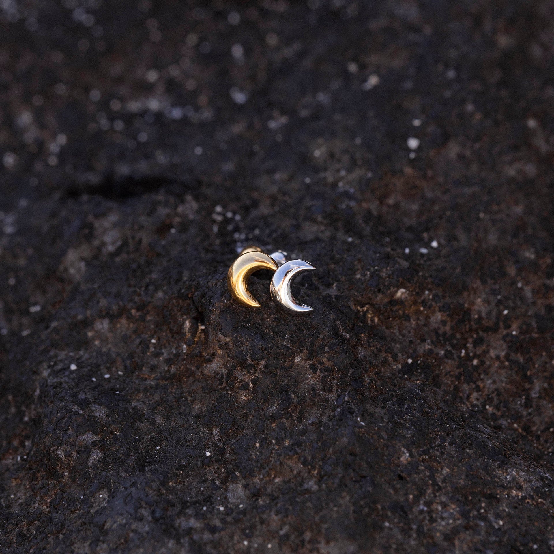 PURELEI Moon Piercing in Gold und Silber, nickelfrei, feiner Sichelmond auf schwarzem Lavagestein ruhig inszeniert