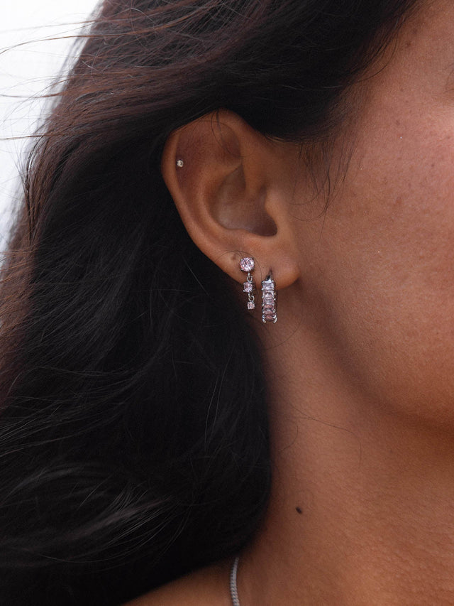 Silberne Ohrringe mit funkelnden Steinen, getragen in sanfter Brise, PURELEI.