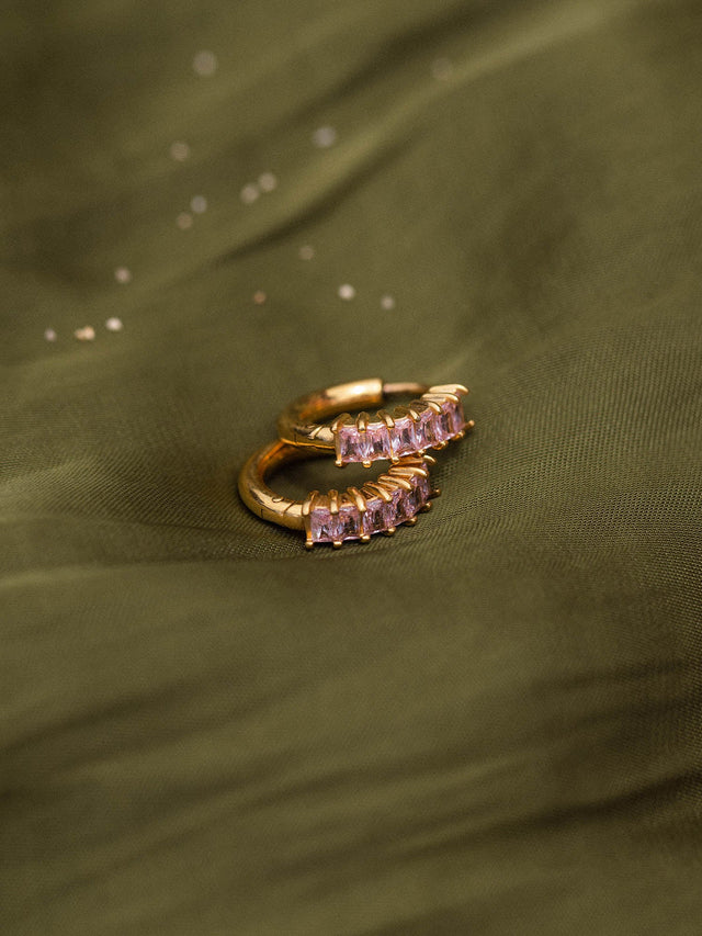 Silberne Creolen mit funkelnden Details auf sanftem Stoff, PURELEI inspiriert.